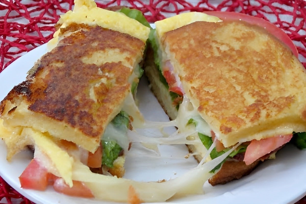Sanduíche de frigideira ou lanche de frigideira vale por uma refeição e é uma delícia