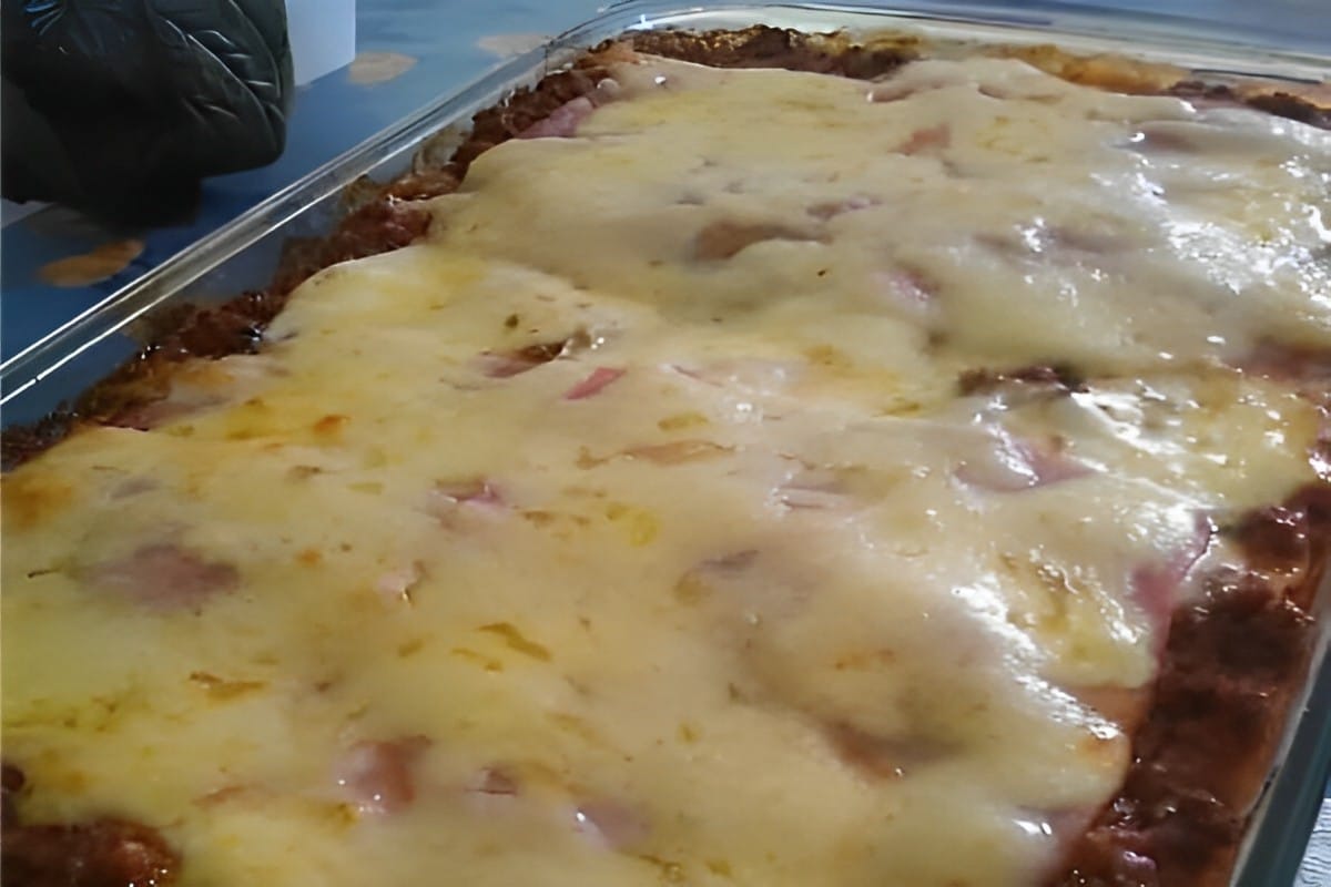 Receita de restaurante italiano lasanha à bolonhesa com molho branco e molho de carne