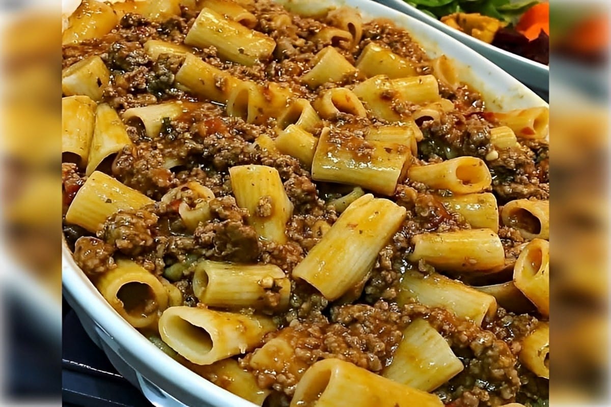 Macarrão com carne moída suculento e apetitoso perfeito para o almoço de domingo