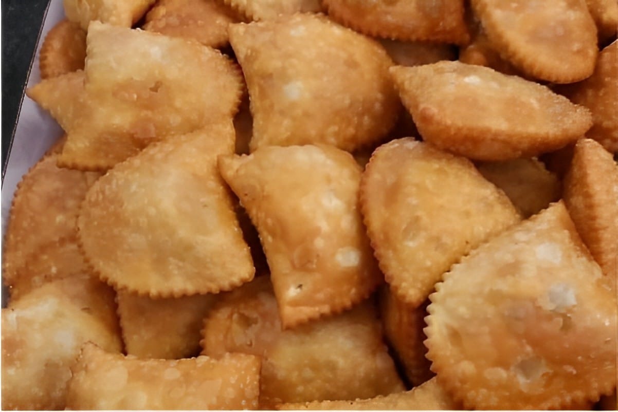 Misture esses 3 ingredientes e faça uma massa de pastel caseira sequinha e que rende muito