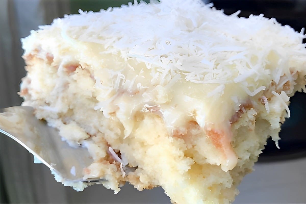 Bolo gelado de coco embrulhado em papel alumínio muito popular nos anos 80 e 90