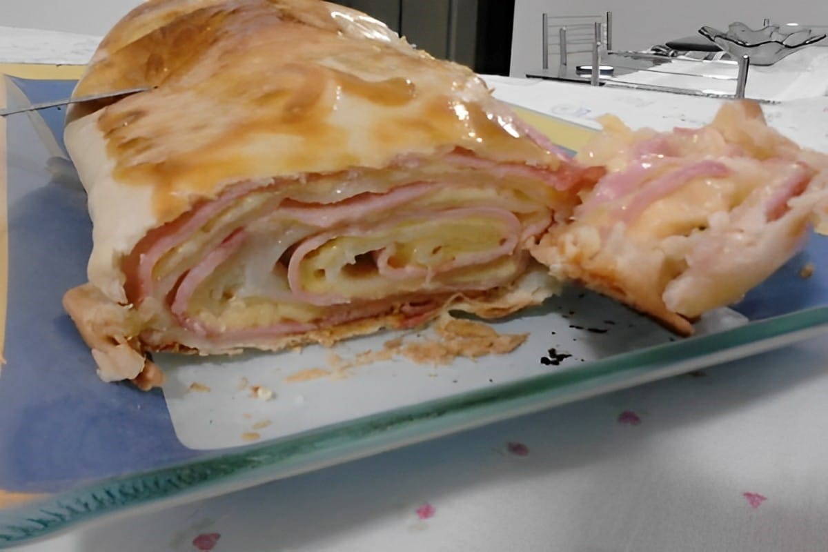 Rocambole com massa de pastel prática de ser feita perfeito para um lanche rápido