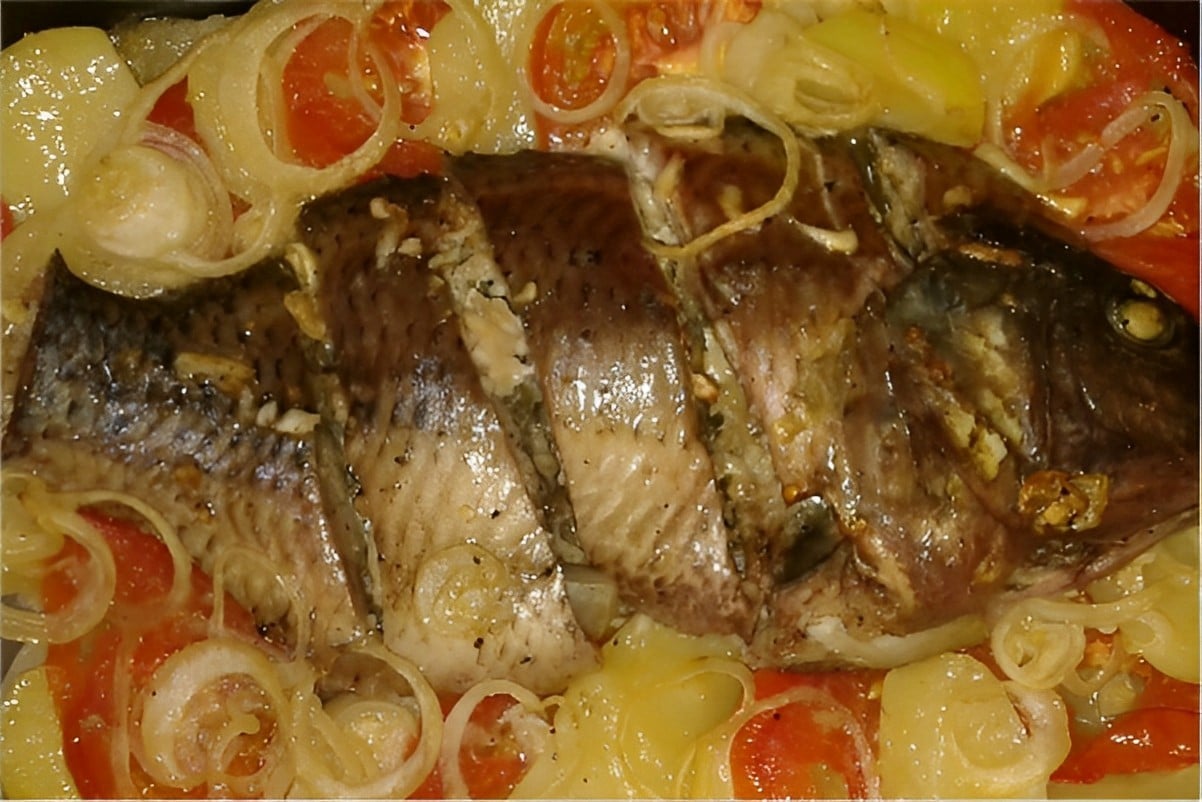 Tilápia assada no forno com batata e tomate o jeito mais tradicional de preparar peixe assado