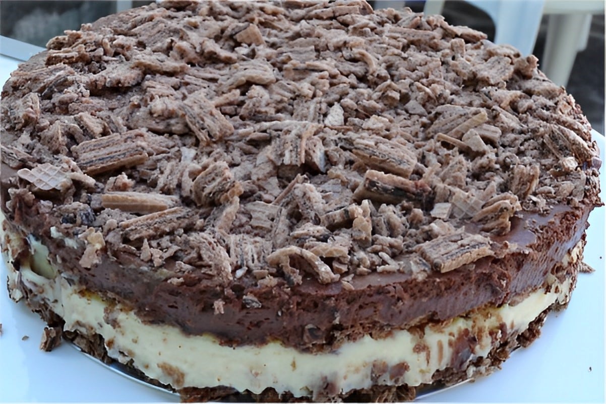 Torta de Bis com creme branco e mousse de chocolate uma delícia para sua sobremesa