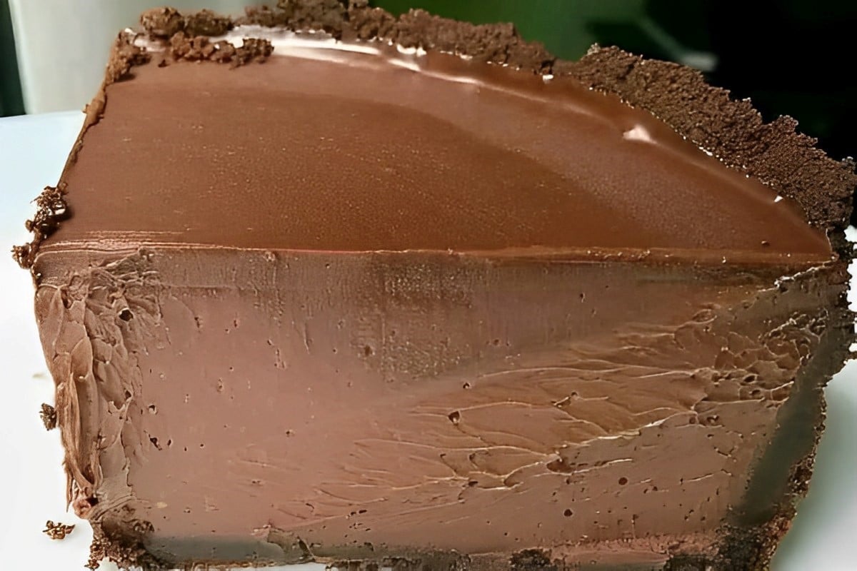 Torta de chocolate cremosa com massa de chocolate que derrete na boca