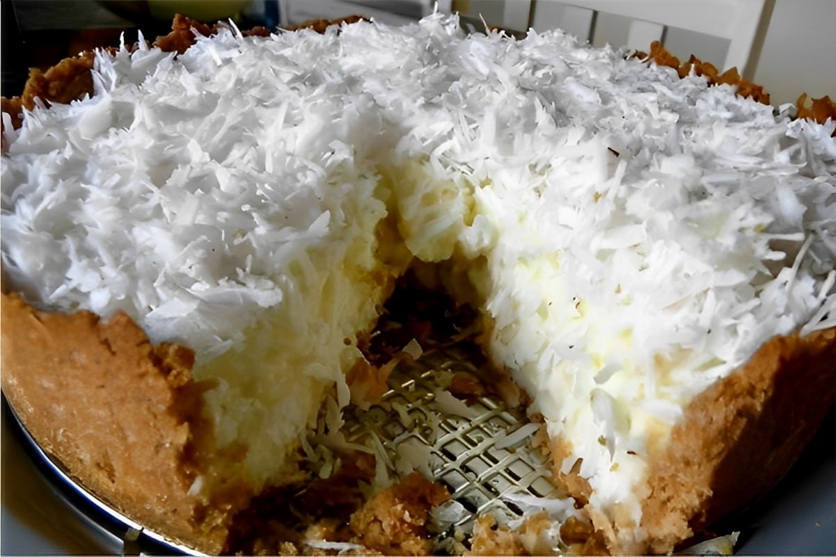 Torta de coco recheada muito fácil uma sobremesa deliciosa para o fim de semana