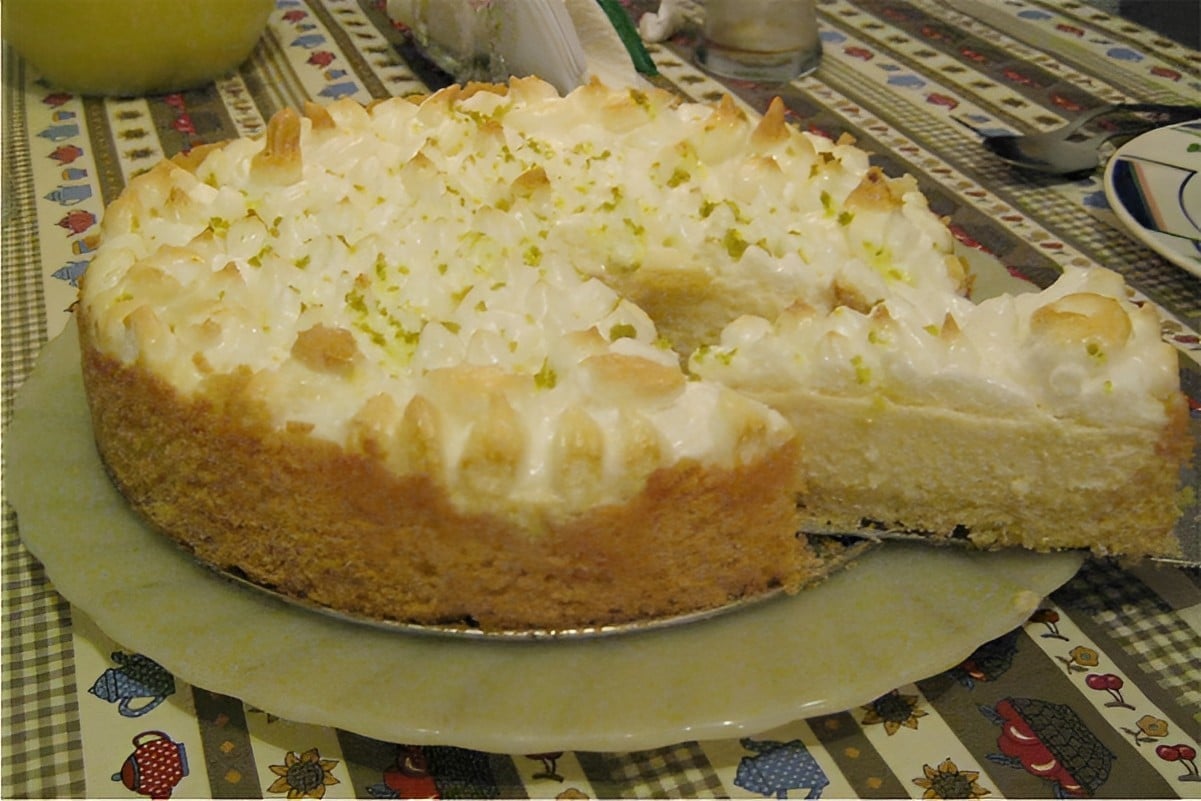 Torta de limão prática com recheio de mousse fácil e deliciosa para qualquer dia da semana