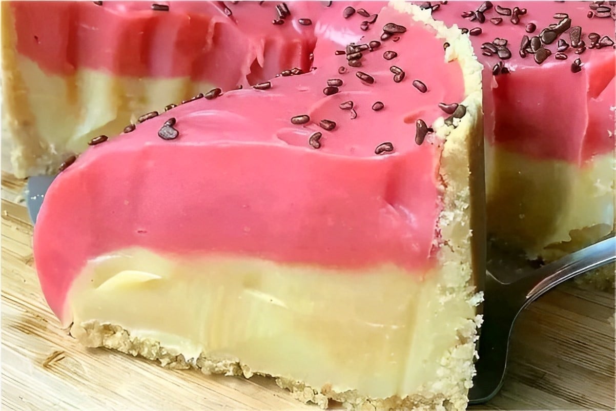 Torta de morango com Leite Ninho e massa levinha que desmancha na boca