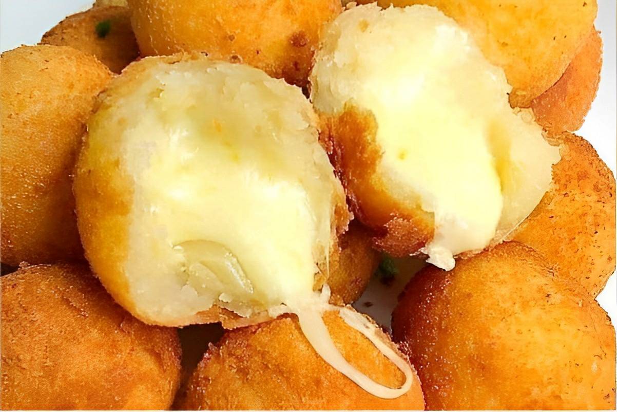 Bolinho de batata com recheio de queijo fácil e fica uma delícia