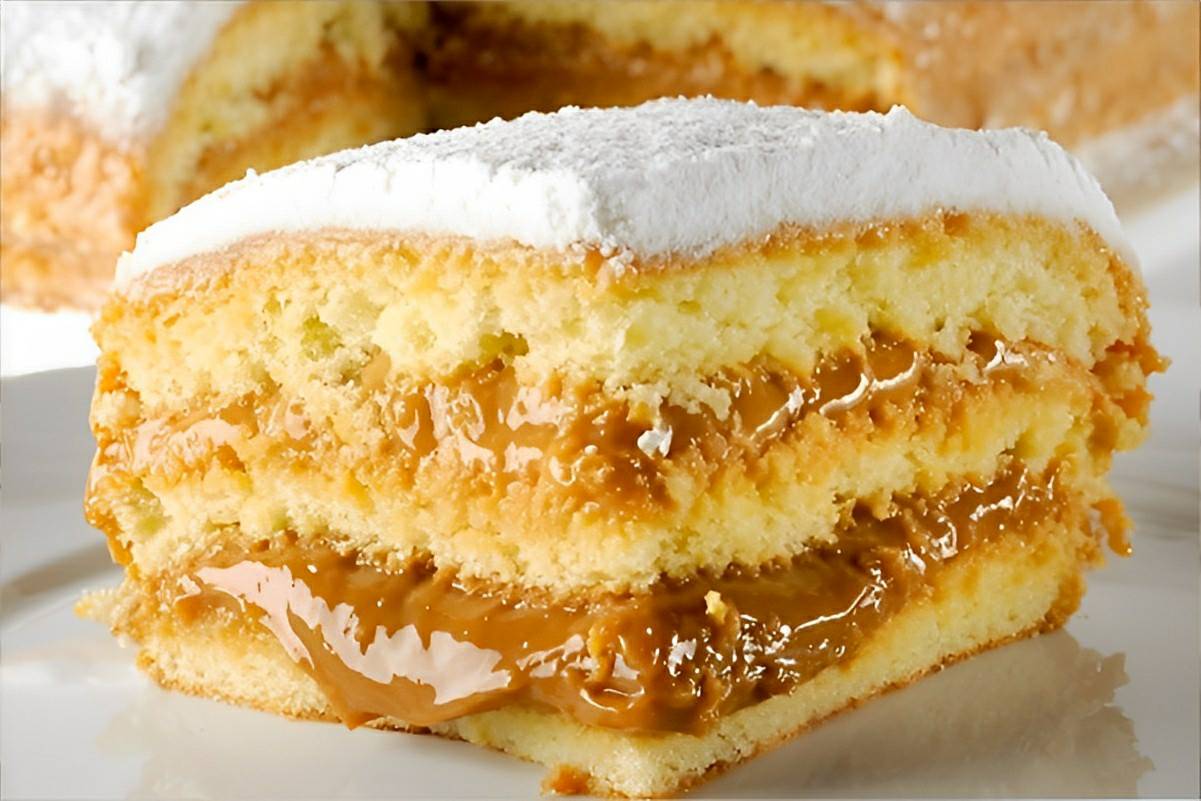 Bolo bem casado com doce de leite fácil e delicioso pra fazer em casa