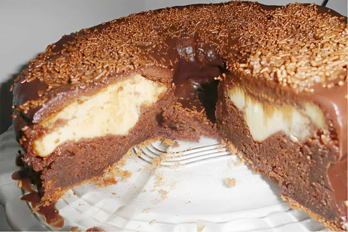 Bolo bomba de chocolate um bolo de forma redonda bem recheado e com cobertura