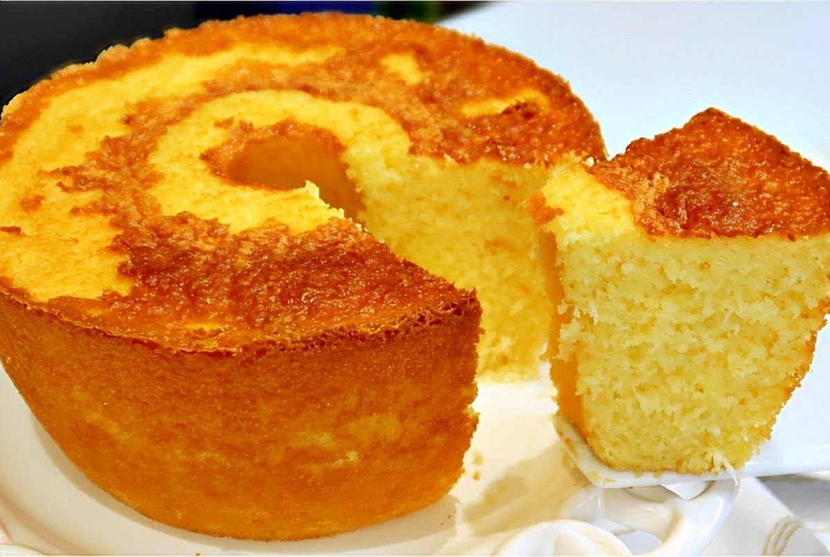 Bolo de arroz cru macio e fofinho feito no liquidificador fica uma delícia