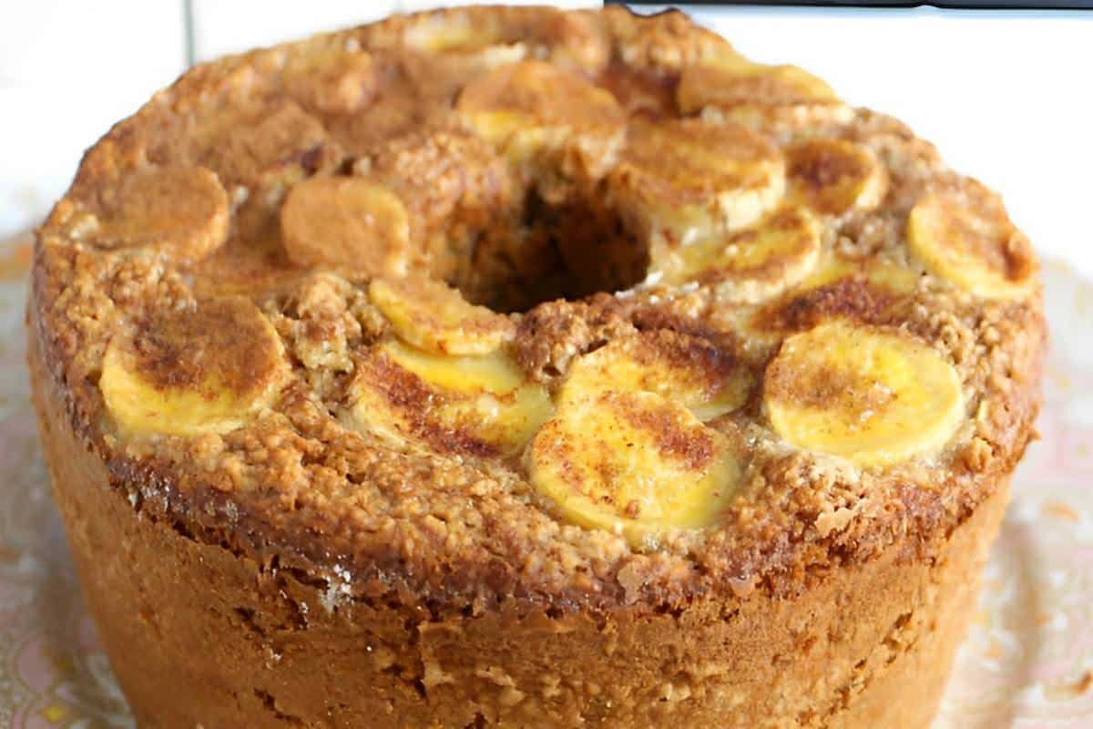 Bolo de banana com aveia fácil é só misturar todos os ingredientes e levar para assar