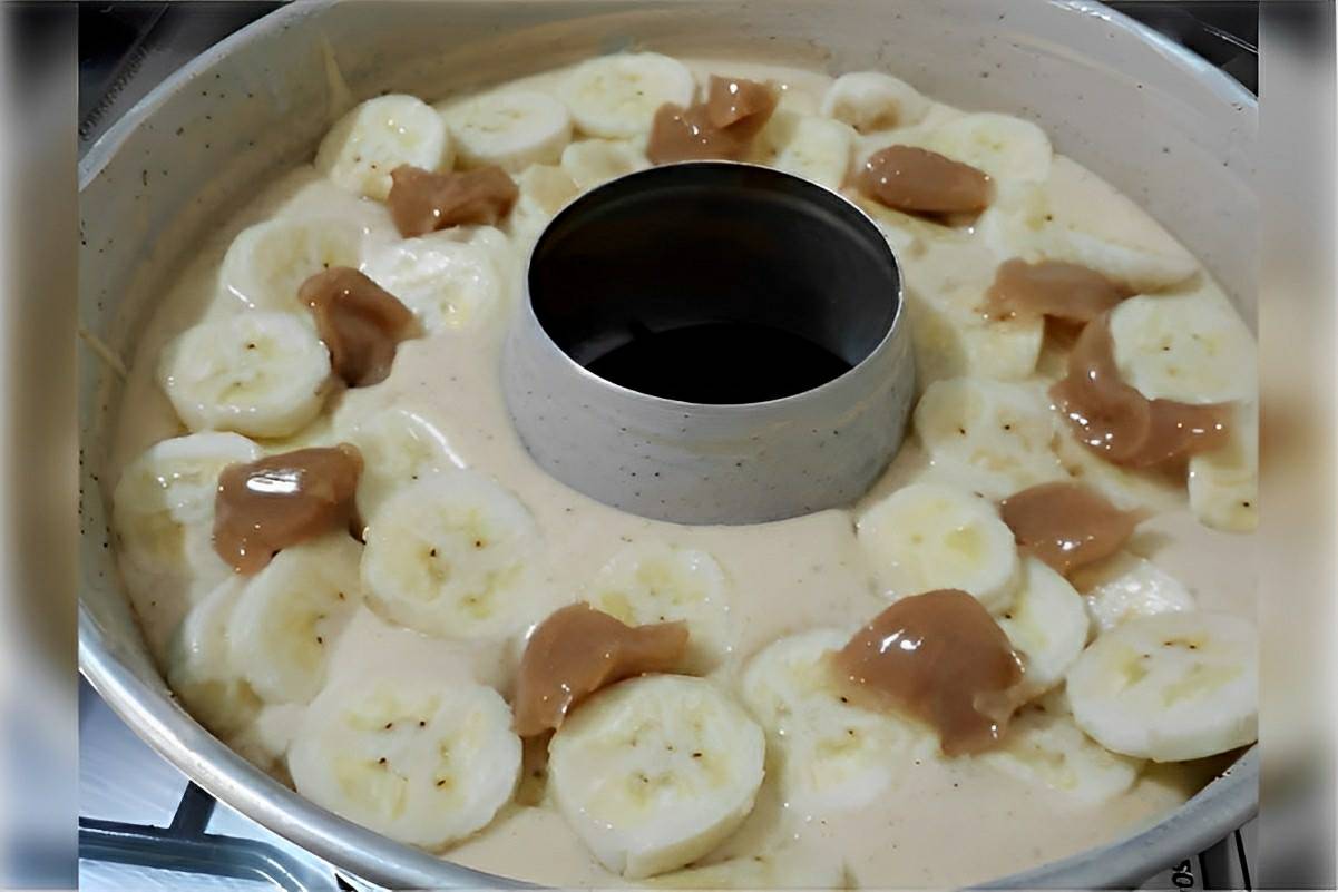 Bolo de banana com pedaços que já sai do forno recheado com banana e doce de leite