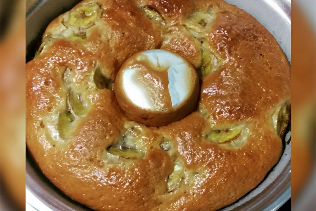 Bolo de banana com pedaços da fruta já sai do forno pronto para comer uma delícia
