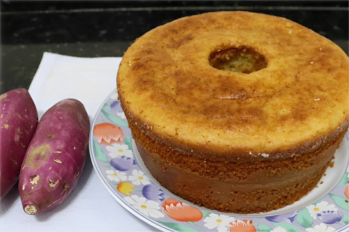 Bolo de batata doce feito com batata doce crua fácil e delicioso perfeito para seu café ou lanche