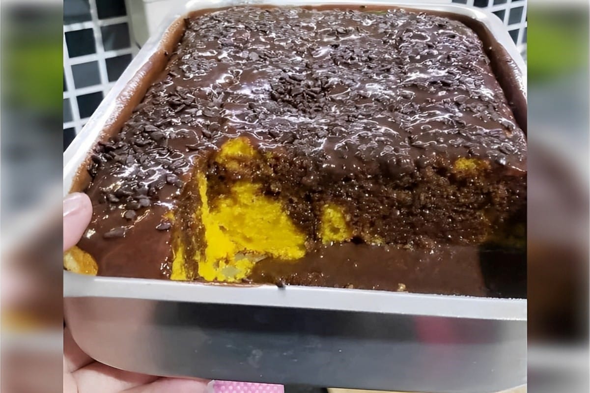 Bolo de cenoura com chocolate bem molhadinho com calda maravilhosa sua família vai amar