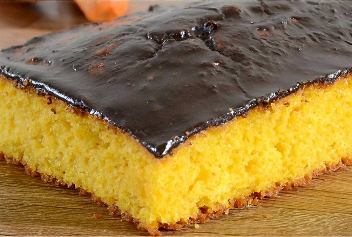 Bolo de cenoura fácil feito no liquidificador com cobertura quebradiça de chocolate