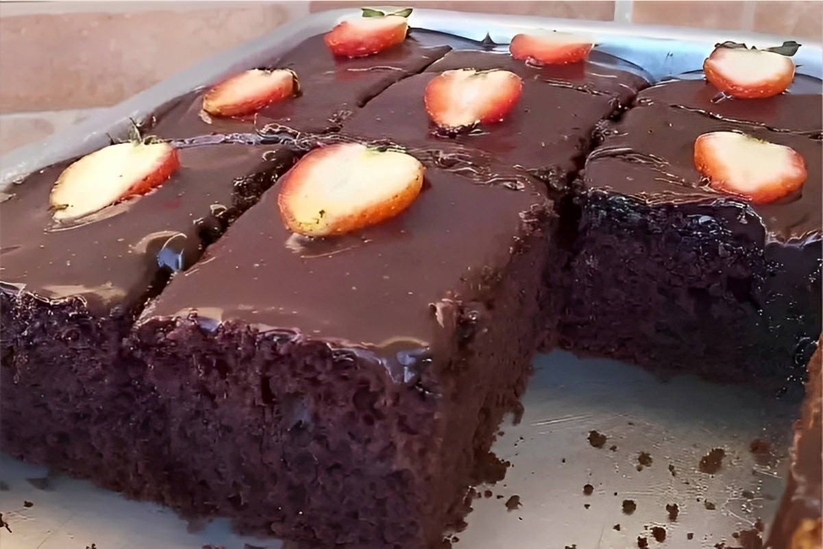 Bolo de chocolate fácil com cobertura perfeito para lanche ou sobremesa
