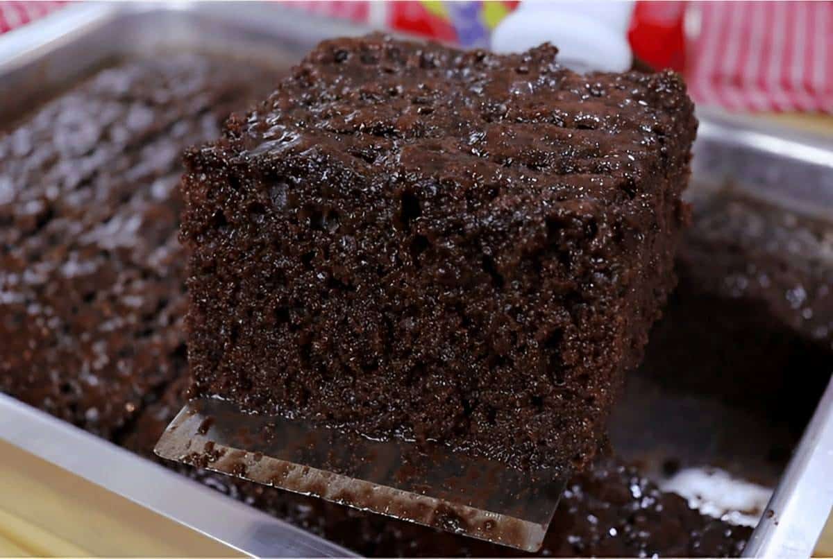 Bolo de chocolate molhadinho feito com Nescau e outros ingredientes que você tem no armário