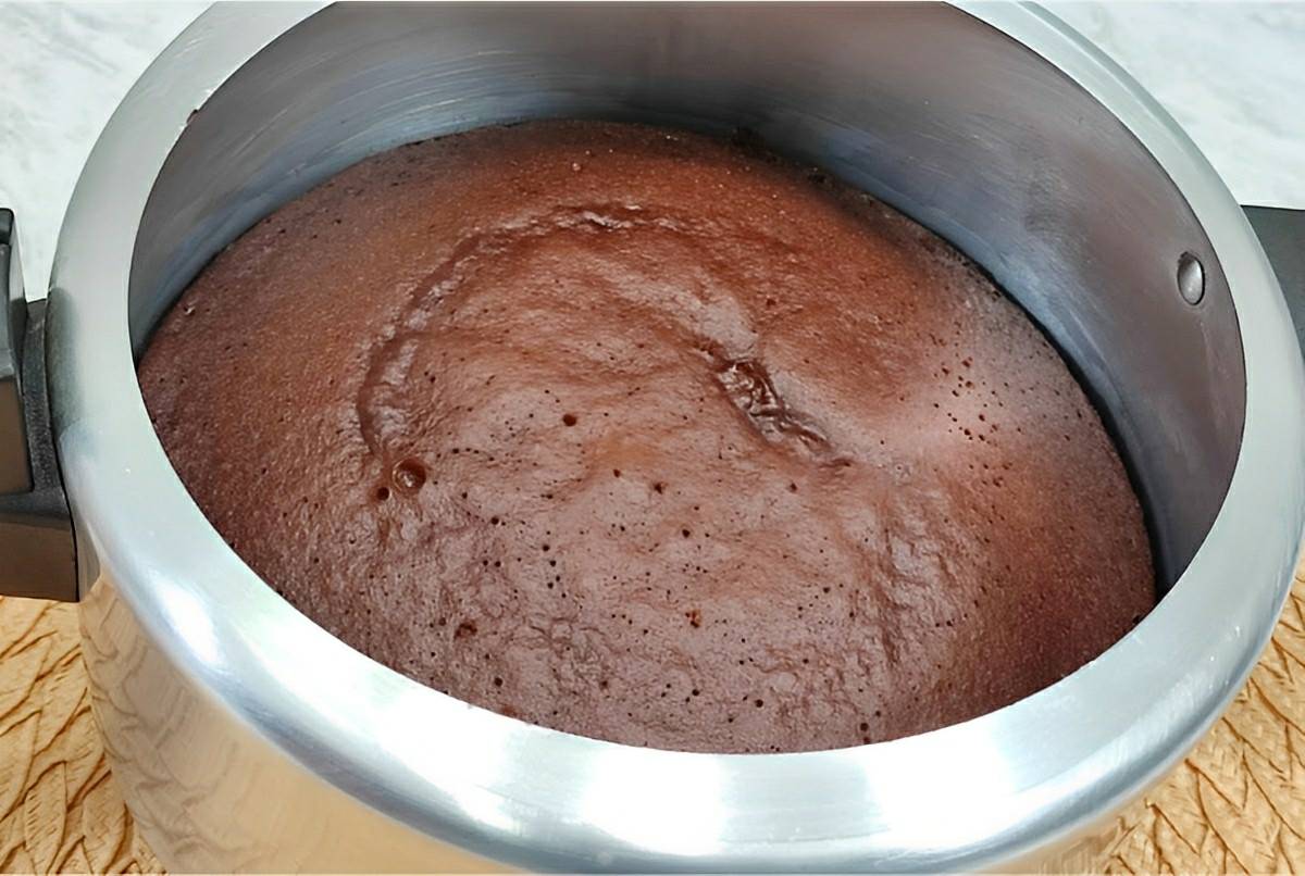Bolo de chocolate feito na panela de pressão fica pronto em minutos muito prático e fácil