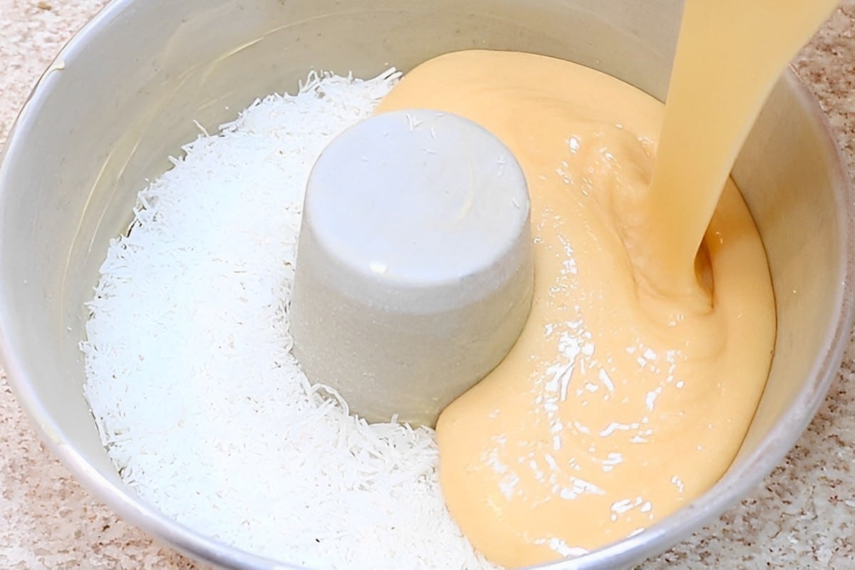 Misture coco com esses ingredientes e prepare um delicioso bolo de coco cremoso