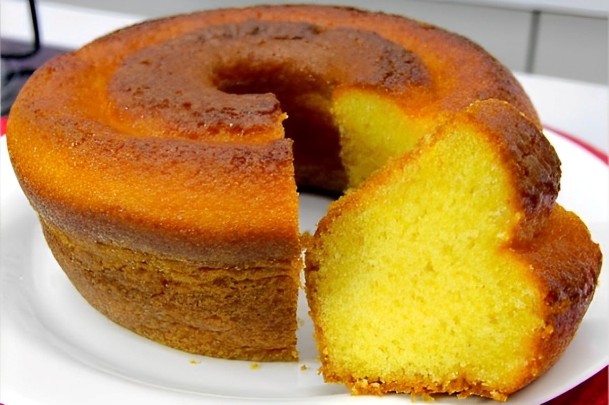 Bolo de fubá da fazenda para comer tomando uma xícara de café leite ou chá