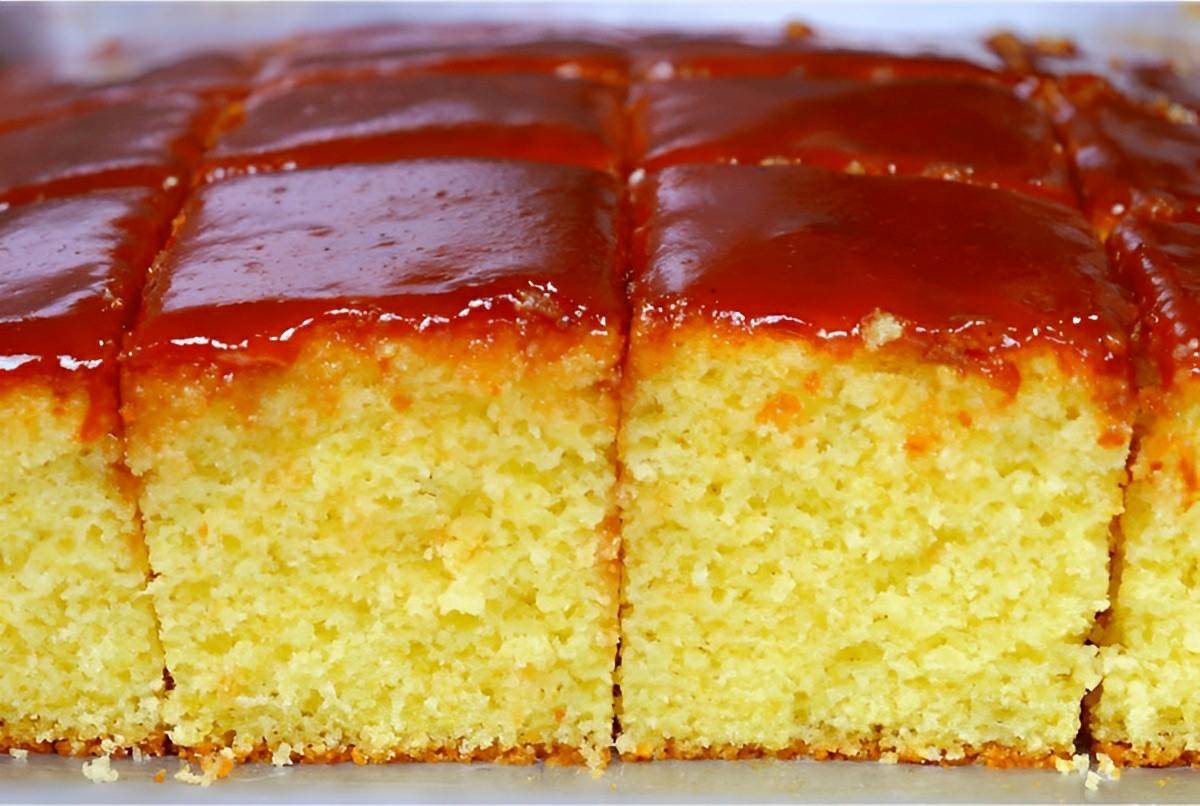 Bolo de fubá com cobertura de goiabada uma delícia para seu café ou lanche