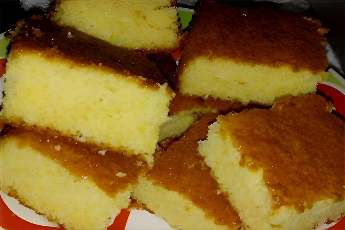 Bolo de fubá mineiro da fazenda fofinho e delicioso para servir no café ou lanche