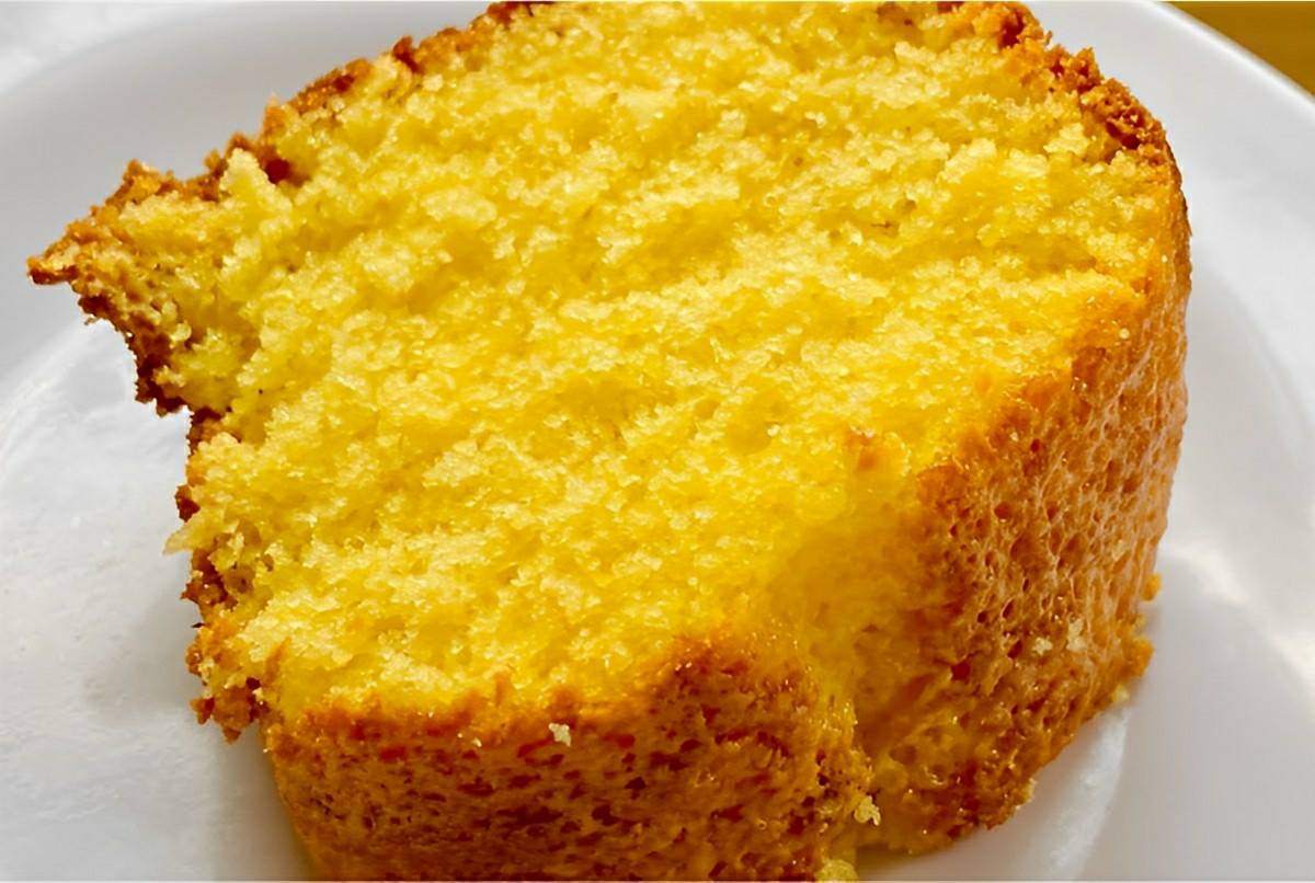 Bolo de fubá delicioso que derrete na boca perfeito para o seu café da manhã ou lanche