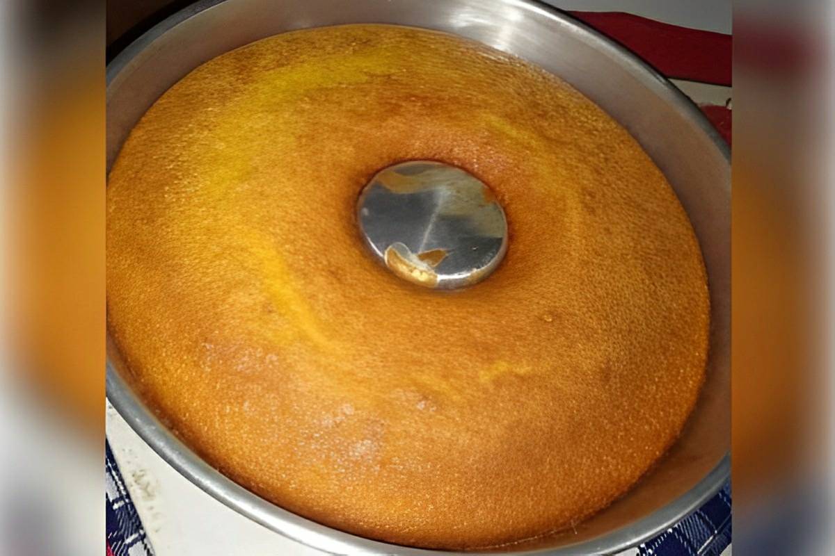 Bolo de fubá simples e gostoso perfeito para acompanhar uma xícara de café ou chá