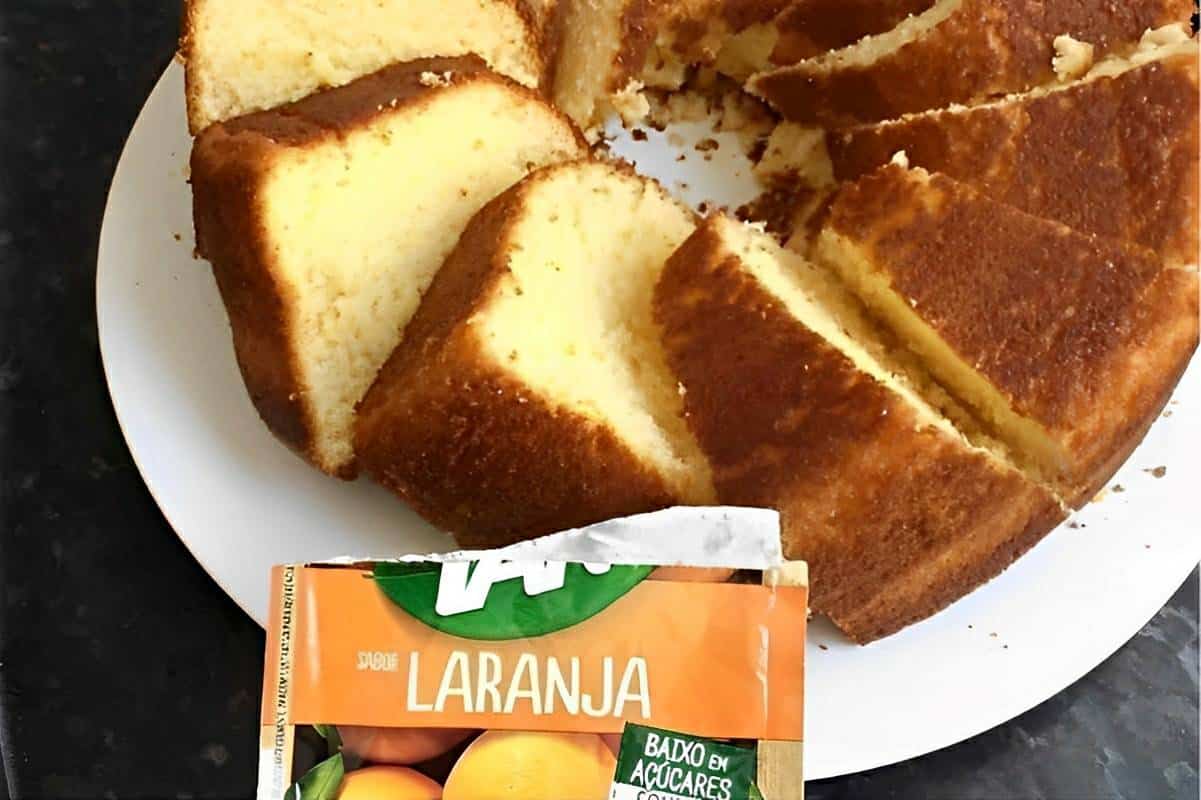 Bolo de laranja prático feito com suco Tang fica uma delícia e é muito fácil de fazer