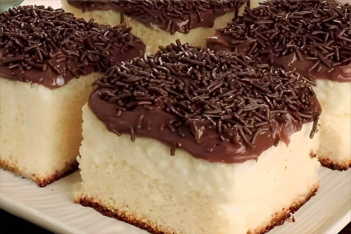Bolo de leite condensado com cobertura um lanche simples e prático de preparar