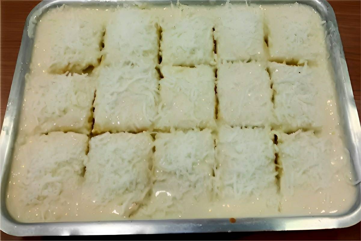 Bolo de leite de coco molhadinho com cobertura de leite condensado e coco uma delícia