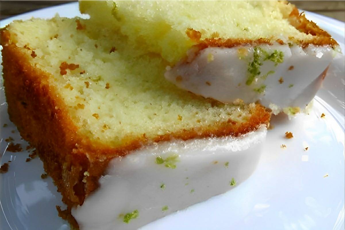 Bolo de limão azedinho com cobertura uma delícia para seu café ou lanche da tarde