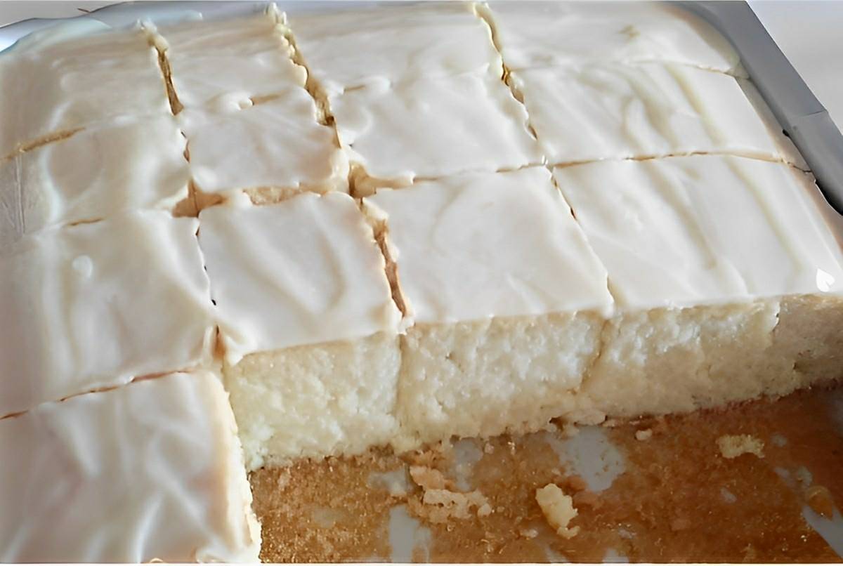 Bolo de limão com cobertura um bolo simples e prático para o lanche da tarde ou café da manhã