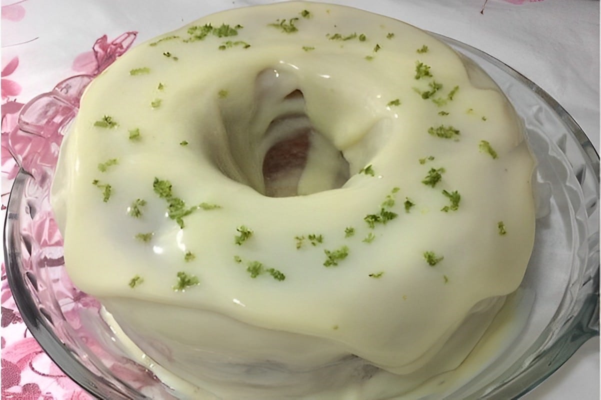 Bolo de limão de liquidificador com cobertura e raspas fácil e delicioso
