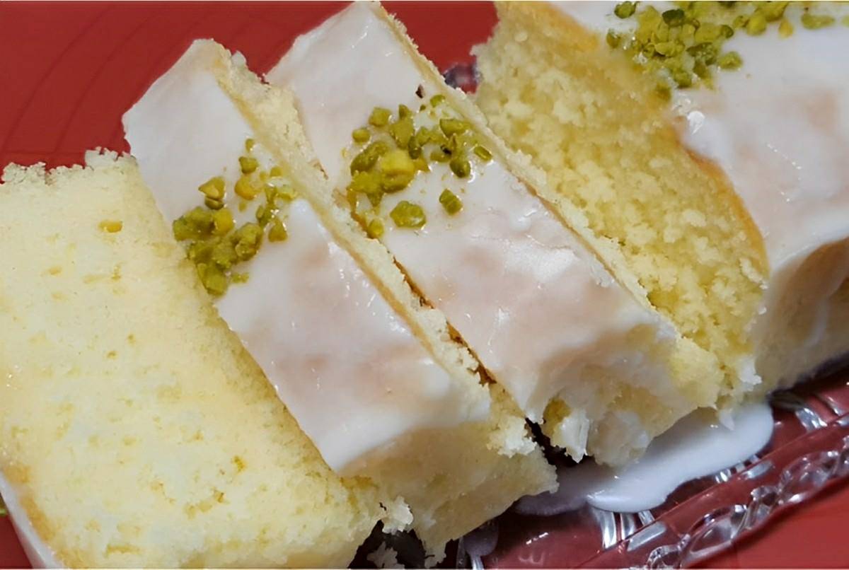 Bolo de limão caseirinho com cobertura e raspas de limão uma delícia que fica pronta em minutos