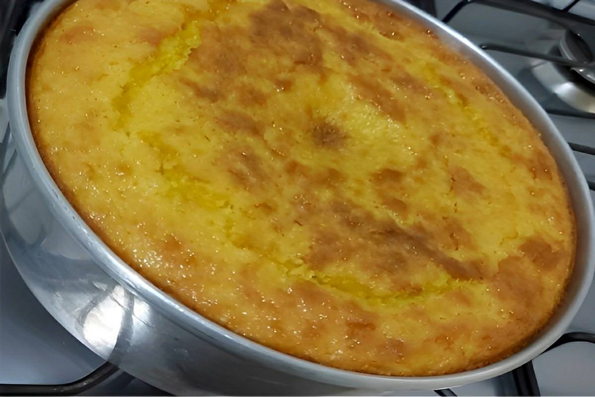 Bolo de milho cremoso simples e prático perfeito para o seu lanche ou café da manhã