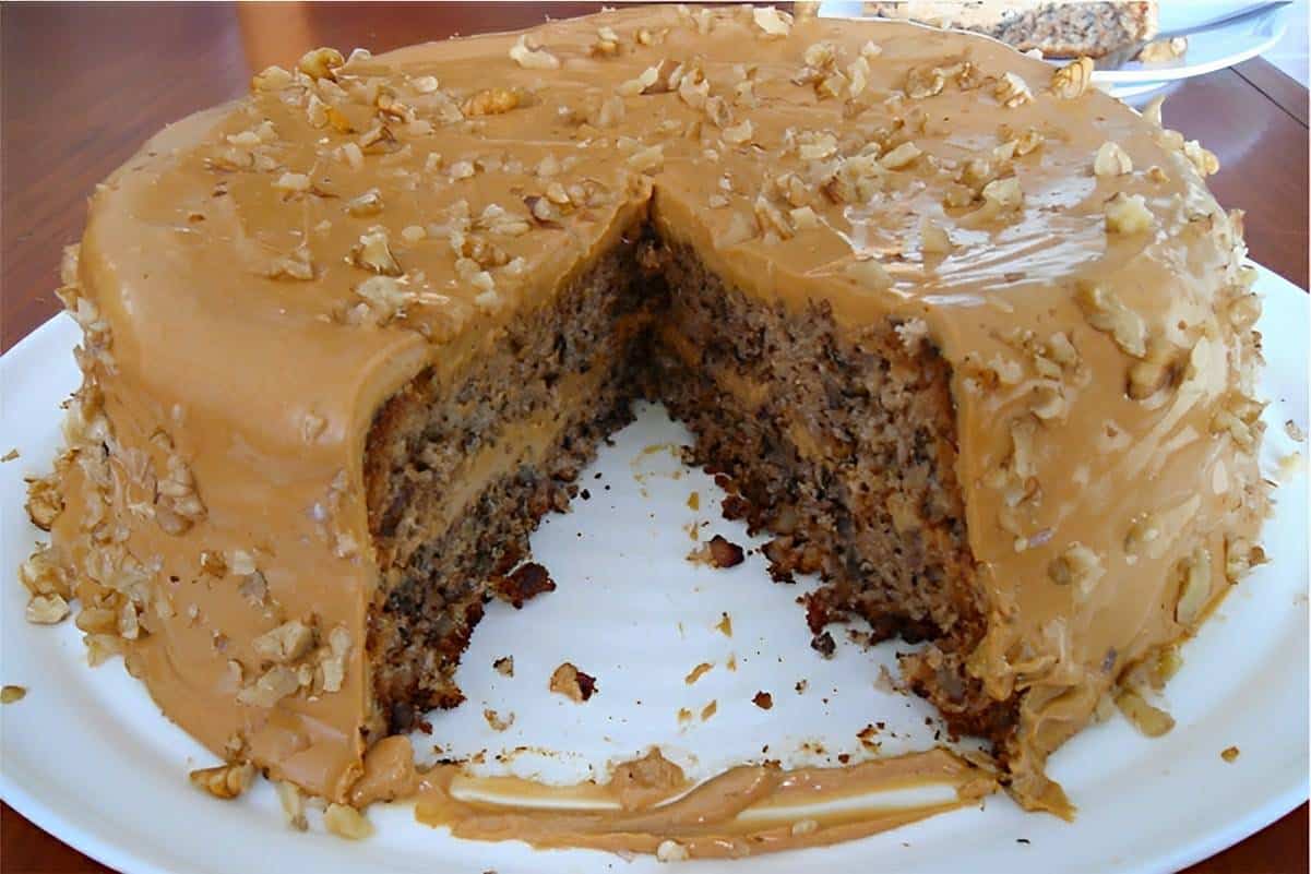 Bolo de nozes simples com cobertura e recheio de doce de leite sua família vai adorar