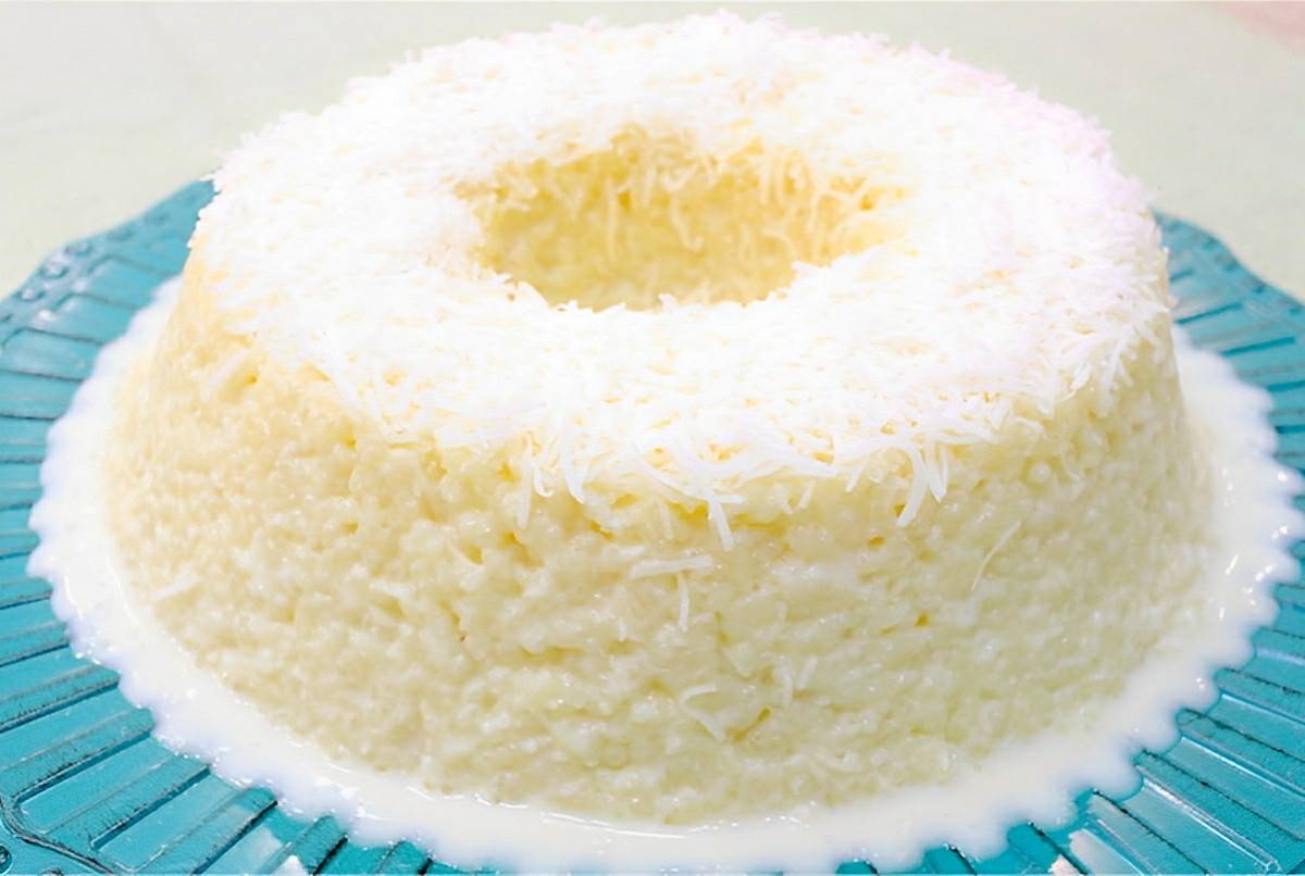 Bolo de tapioca granulada que não vai ao forno é só misturar os ingredientes e levar pra geladeira