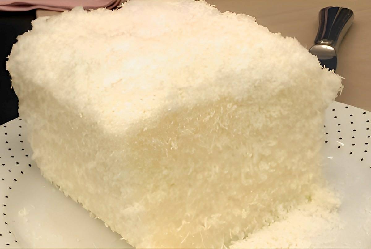 Bolo de tapioca sem ovos e não vai ao forno é só preparar e levar para geladeira