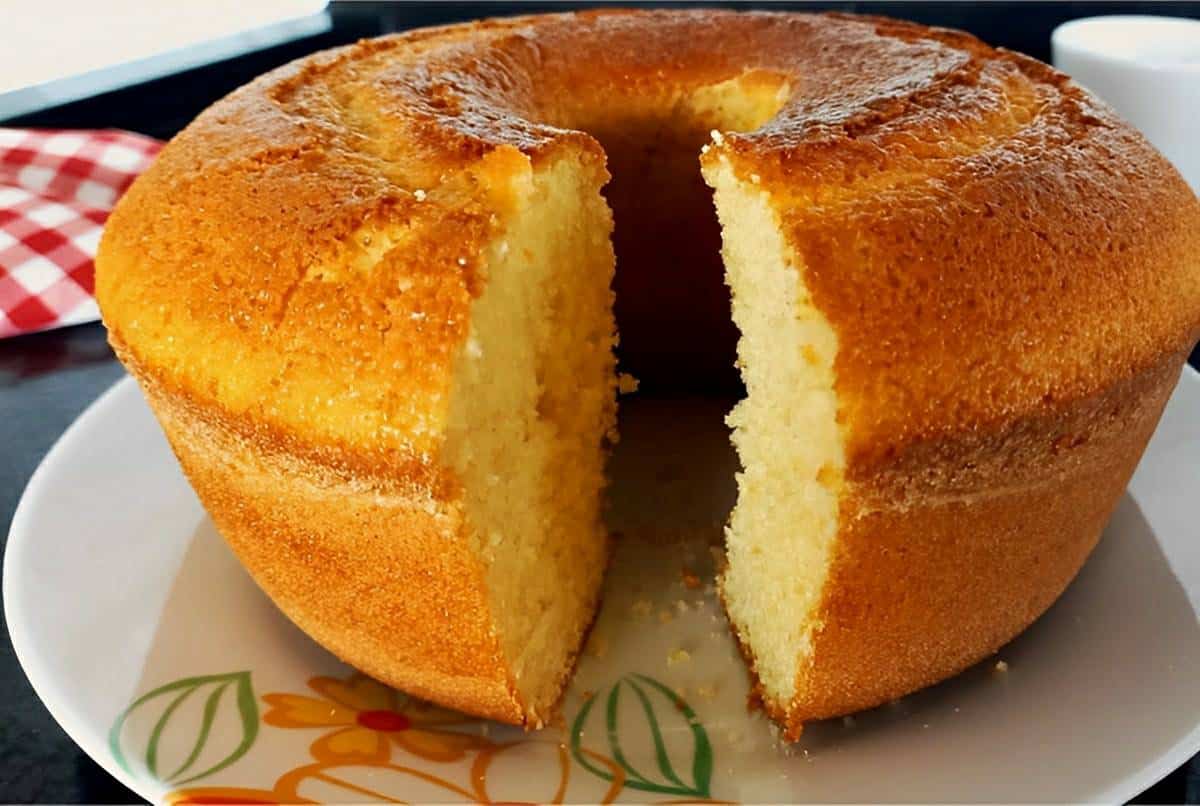 Bolo de trigo simples da vovó para comer no café da manhã ou lanche da tarde