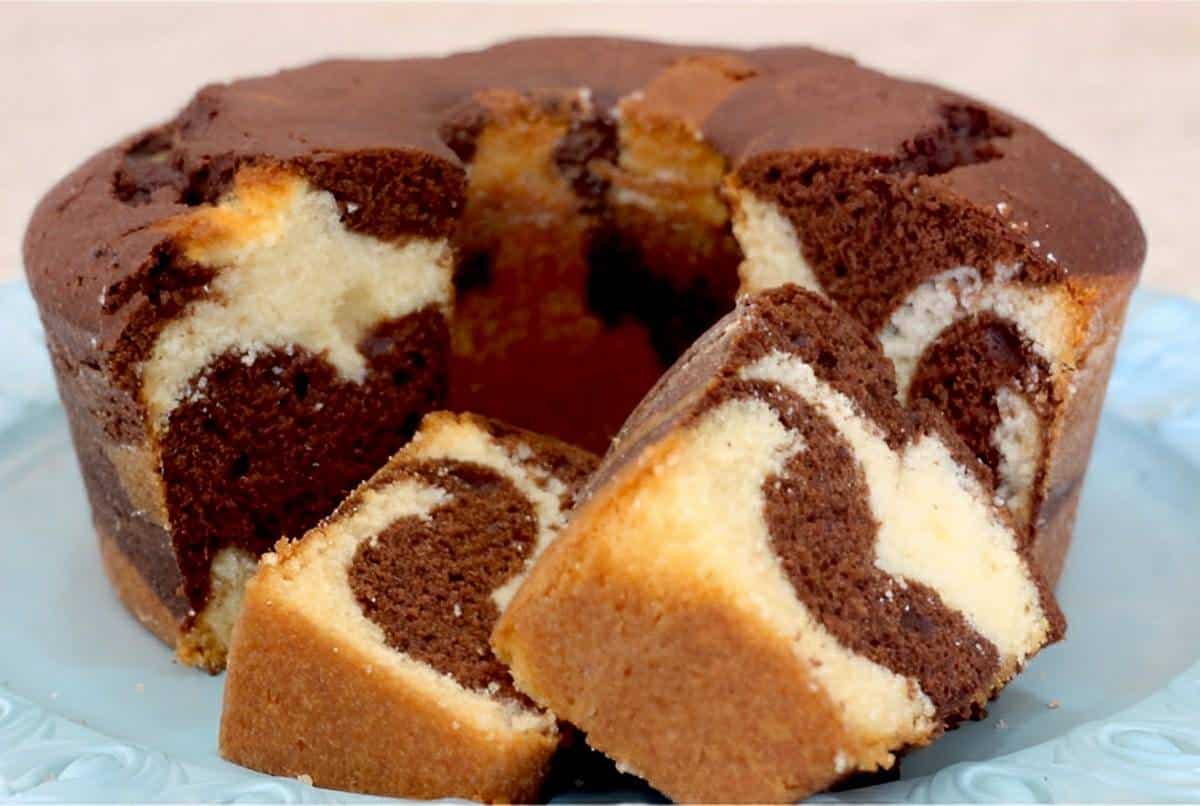 Bolo mesclado simples um bolo da vovó que mistura bolo comum com bolo de chocolate