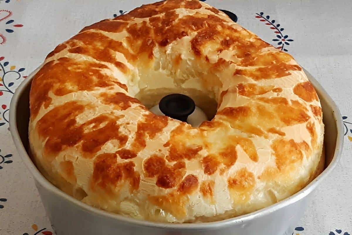 Bolo pão de queijo assado no forno crocante por fora e macio por dentro todo mundo adora