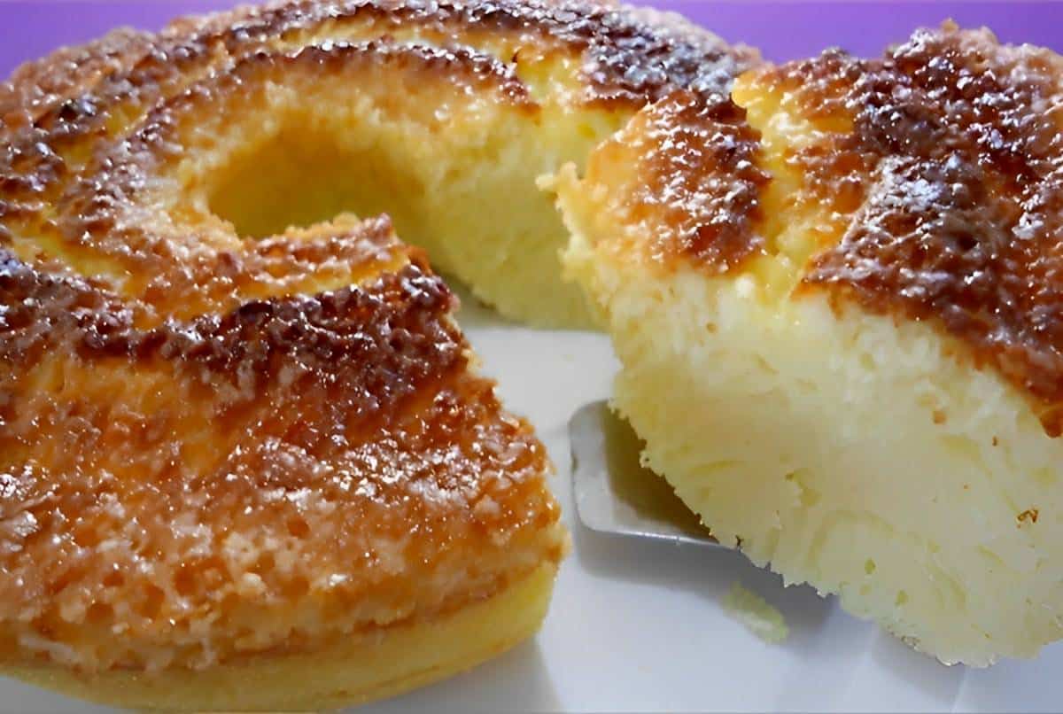 Bolo queijadinha de liquidificador é só bater os ingredientes e levar para assar fica perfeito