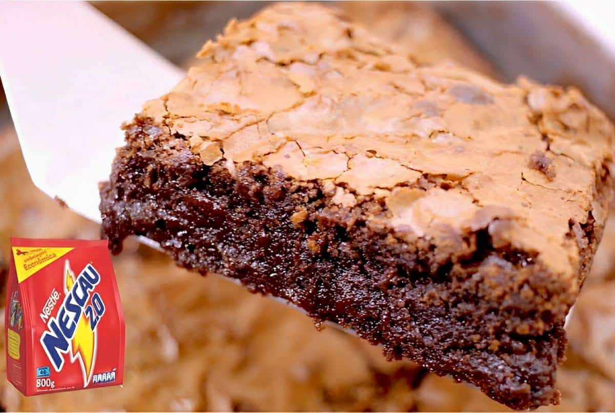 Brownie de Nescau maravilhoso com casquinha quebradiça que derrete na boca uma delícia
