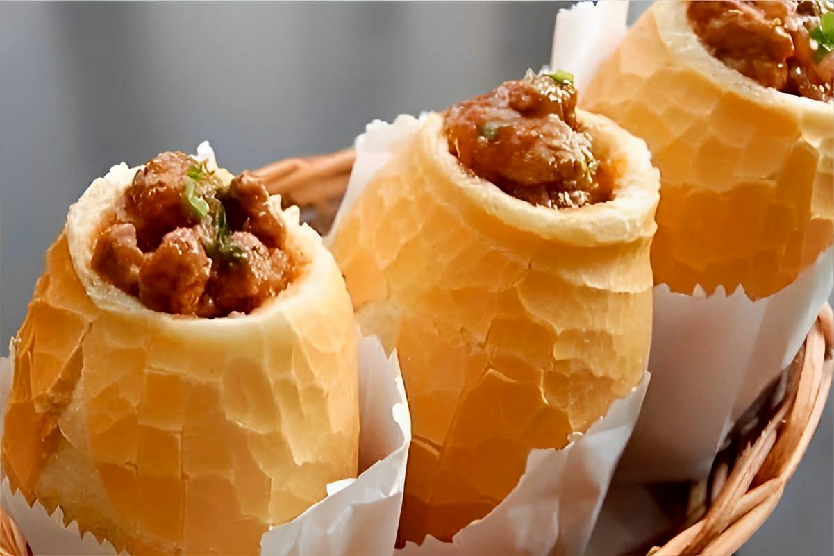 Lanche buraco quente no pão francês com recheio de carne moída e molho delicioso