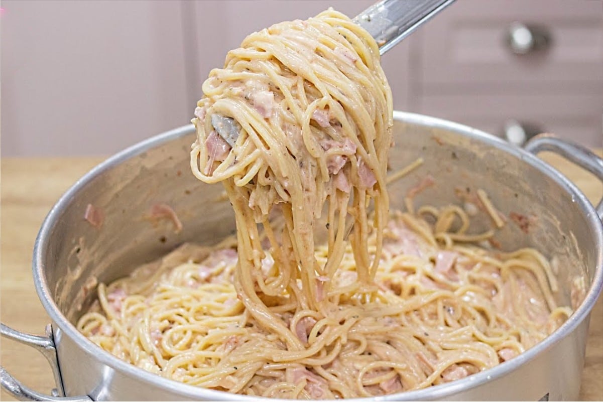 Macarrão ao molho branco com presunto um almoço rápido para seu fim de semana