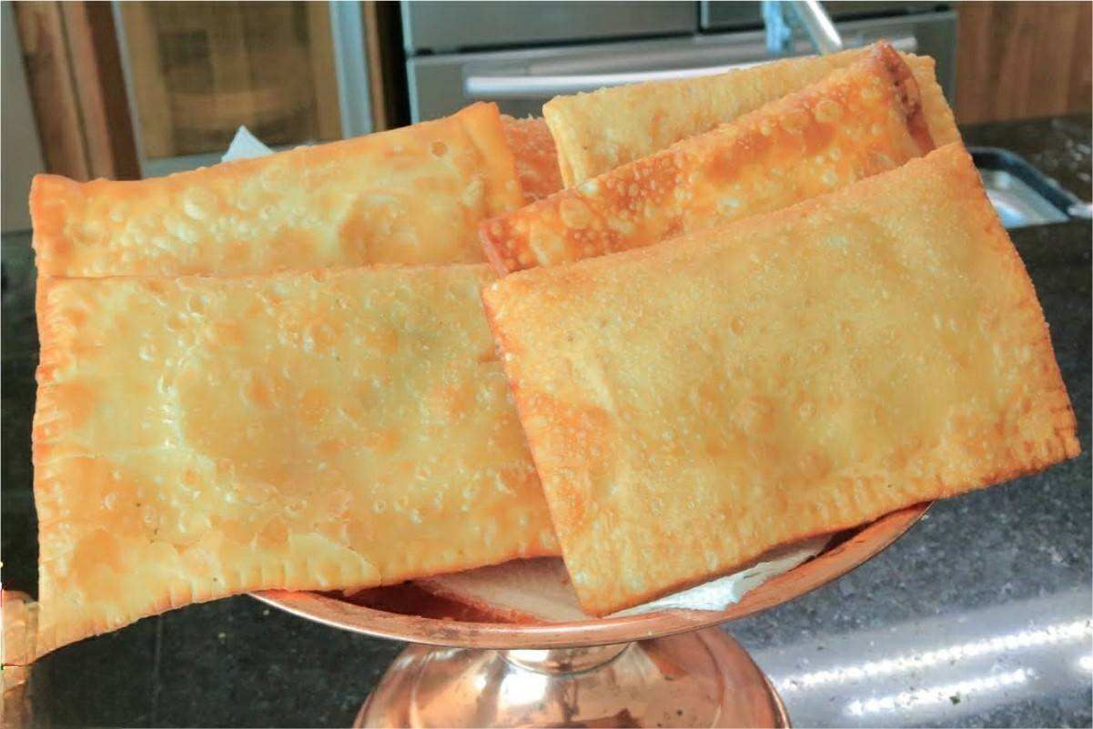 Massa de pastel fácil com ingredientes que você tem no armário fica sequinho e delicioso